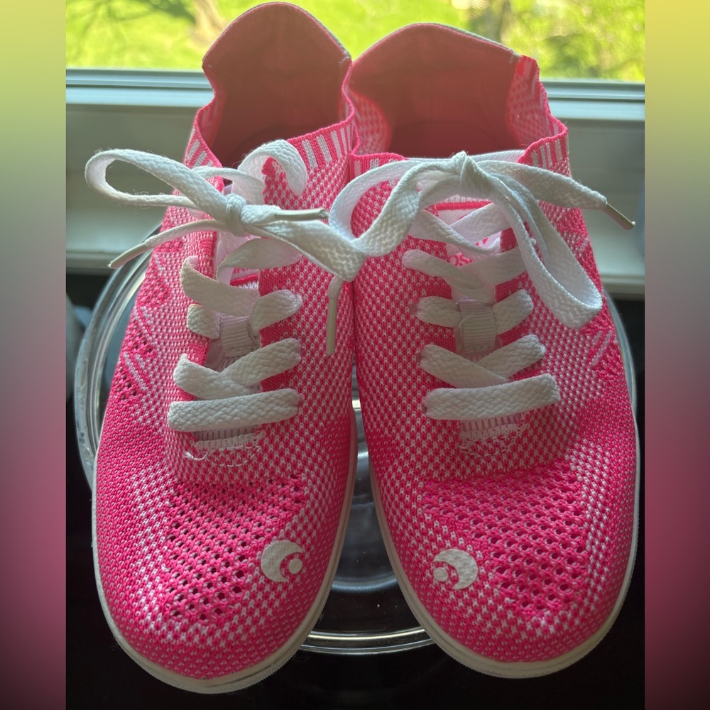 Osiris vibrant Pink and White Mesh Shoes in Excellent Condition- Girls Size 4